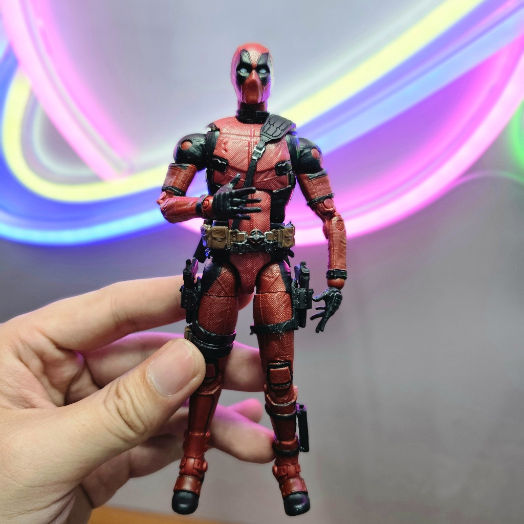 Trưng bày mô hình Deadpool với phụ kiện
