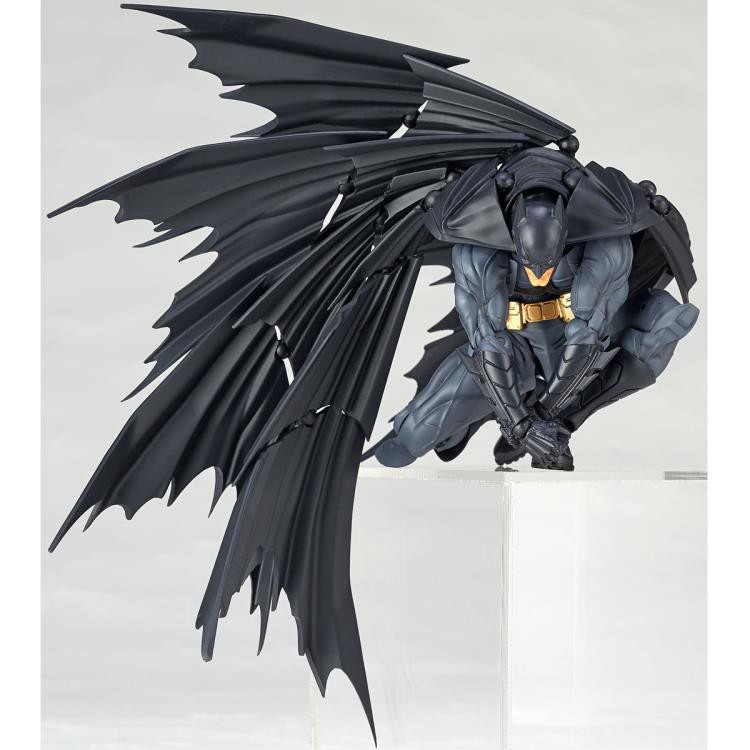 Batman Amazing Yamaguchi Revoltech Bootleg tạo dáng ẩn nấp