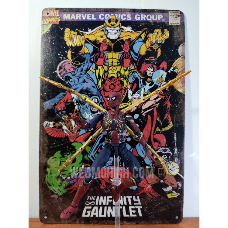 Một fan Việt Nam đang chiêm ngưỡng mô hình Spider-Man Iron Spider
